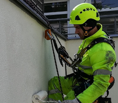 Malowanie elewacji przez alpinistów - Wrocław